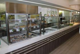 Self-service com tampos silestone e decoração melanina