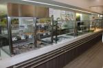 Self-service com tampos silestone e decoração melanina